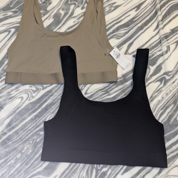 Old navy sports bras - Picture 1 of 1